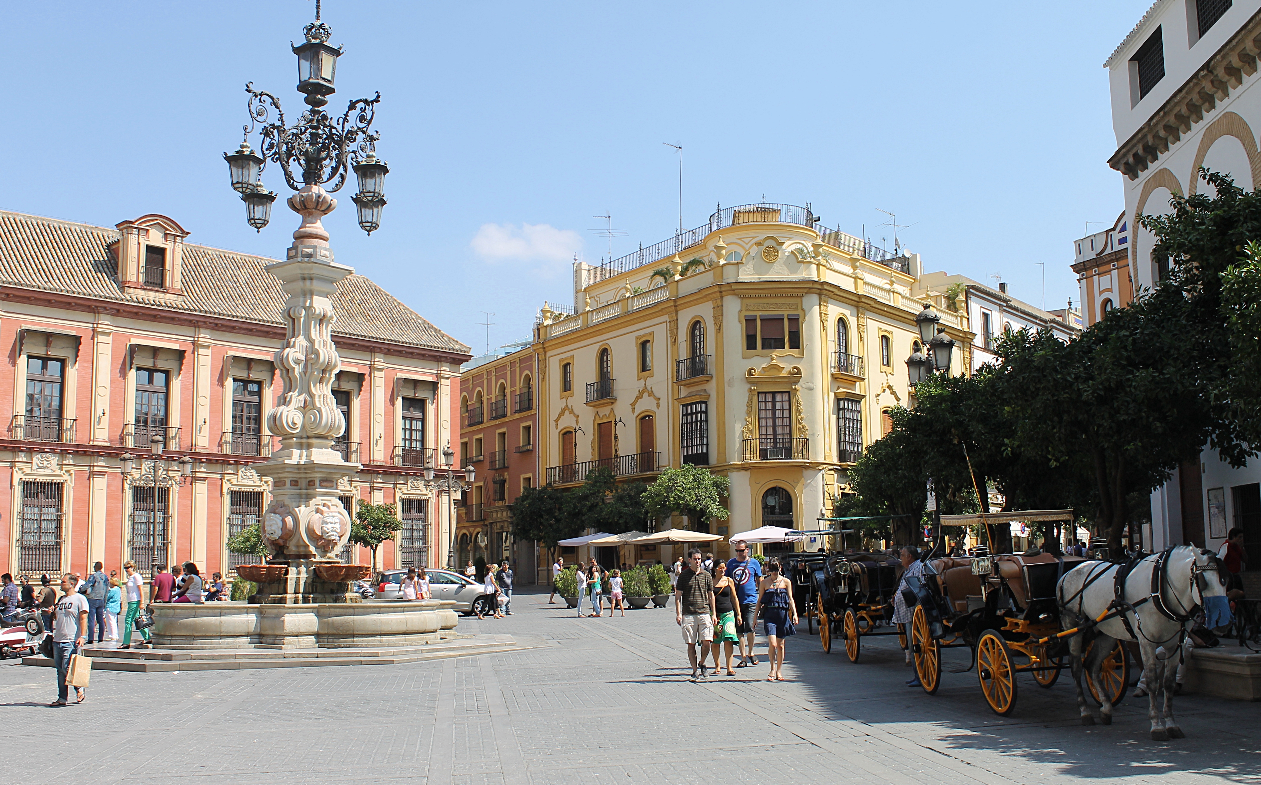 plaza_de_la_virgen_de_los_reyes_8283757026-1