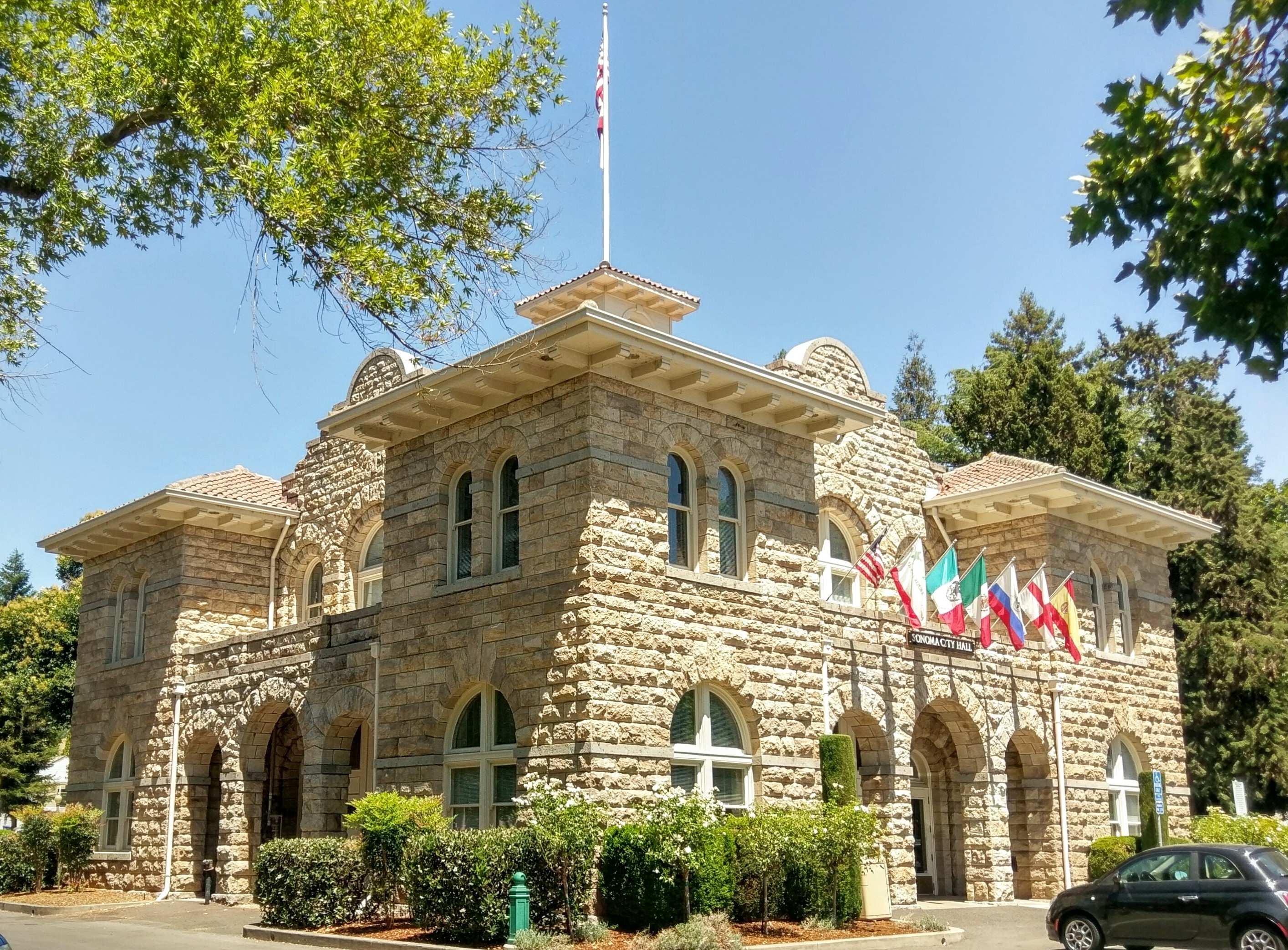 sonoma_city_hall_2016_cropped