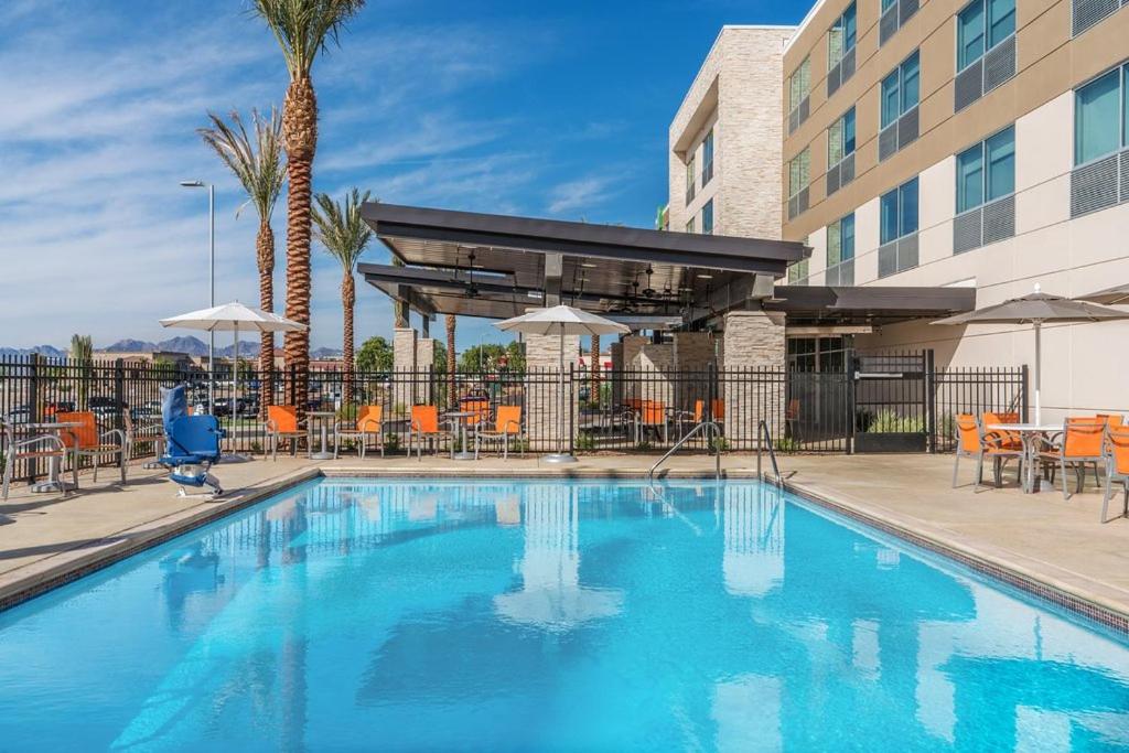 Holiday Inn Express & Suites Lake Havasu