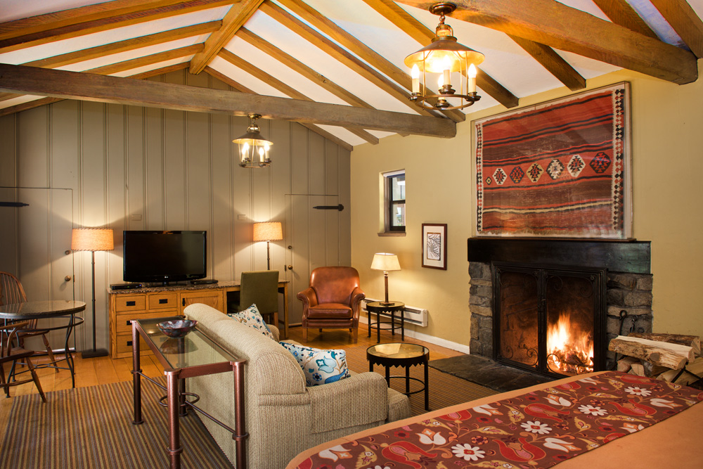 featured-cottage-with-a-king-bed-and-a-fireplace_1000x667