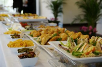 How to Eat Healthy at a Buffet with Kids