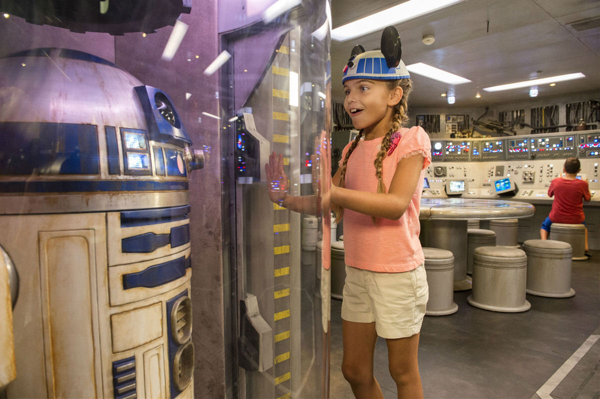 Padawan and R2-D2 in Star Wars: Millennium Falcon