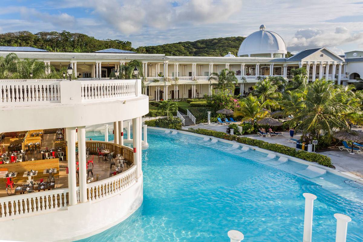 Jamaican resorts won't let us in! New tactics required. - Sail