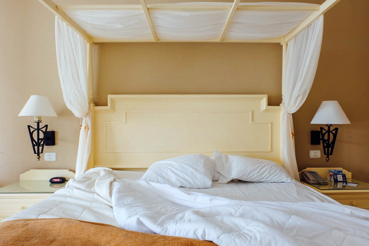 Charming four-poster king bed in a Junior Suite Club Golden