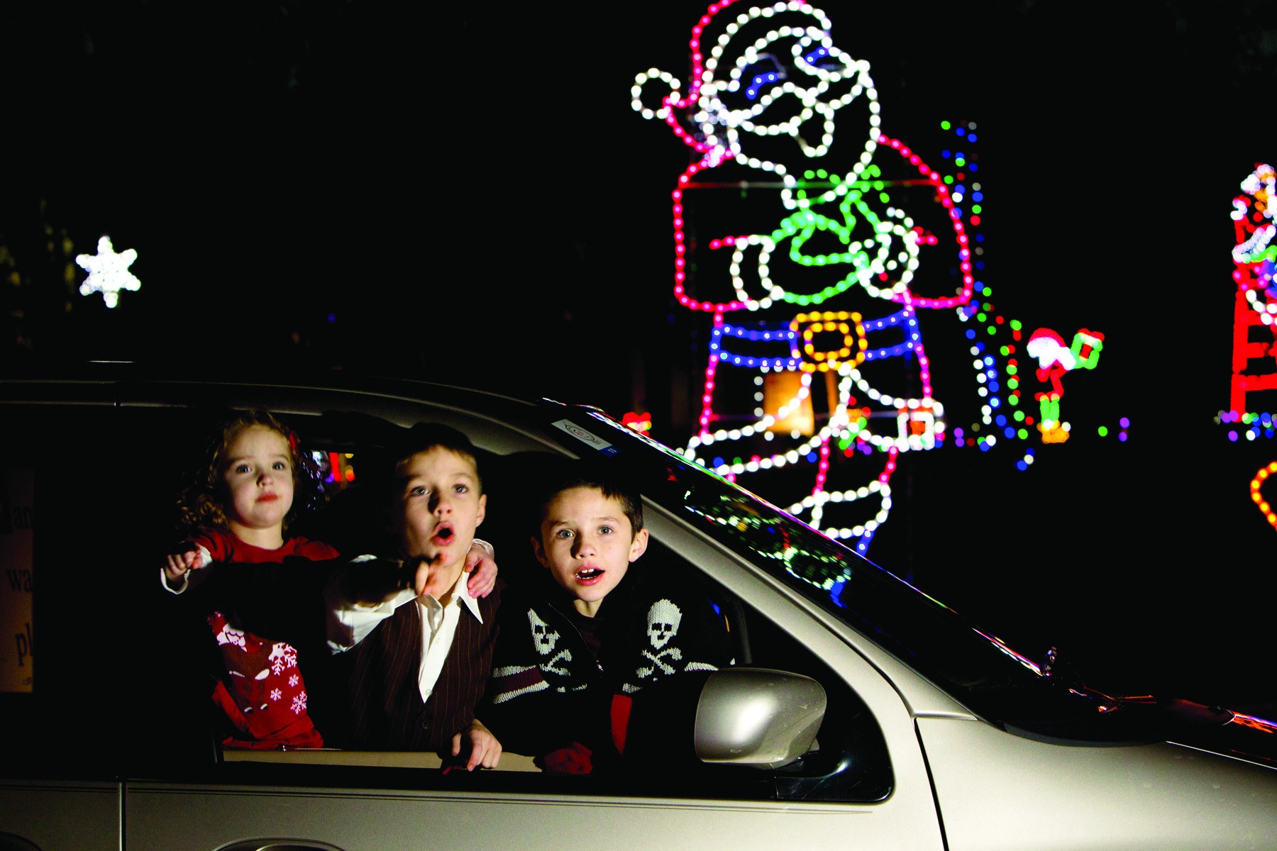 Visiting Santa Claus’ Land Of Lights is a great way to spend holidays with kids.