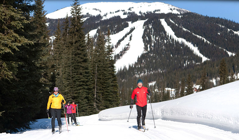 Skiers at Sun Peaks 