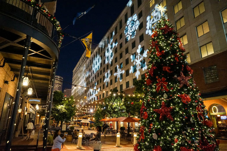 Running Of The Santa S New Orleans Miracle On Fulton Street Christmas Fun Youtube